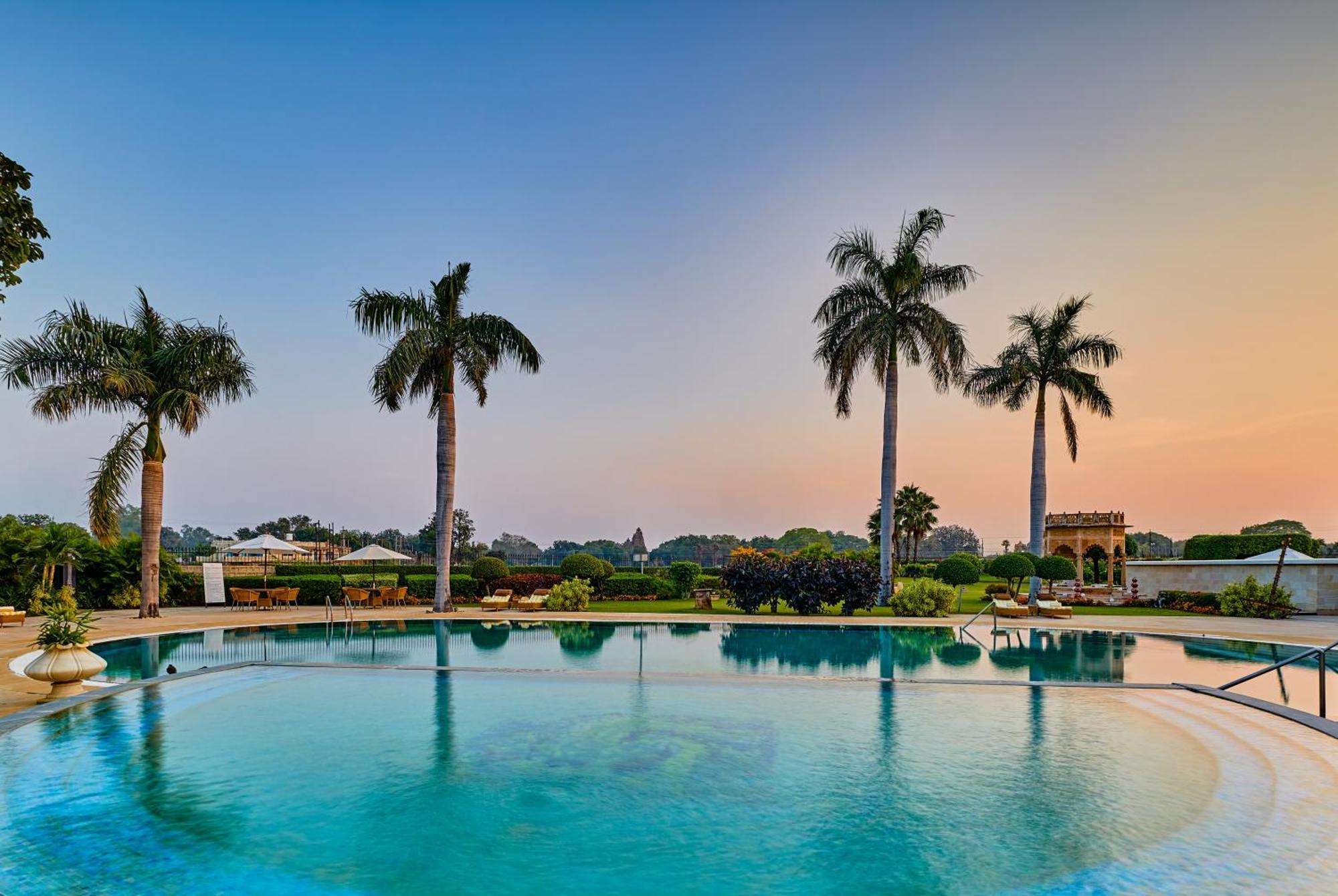 The Lalit Traveller Khajuraho Hotel Exterior foto