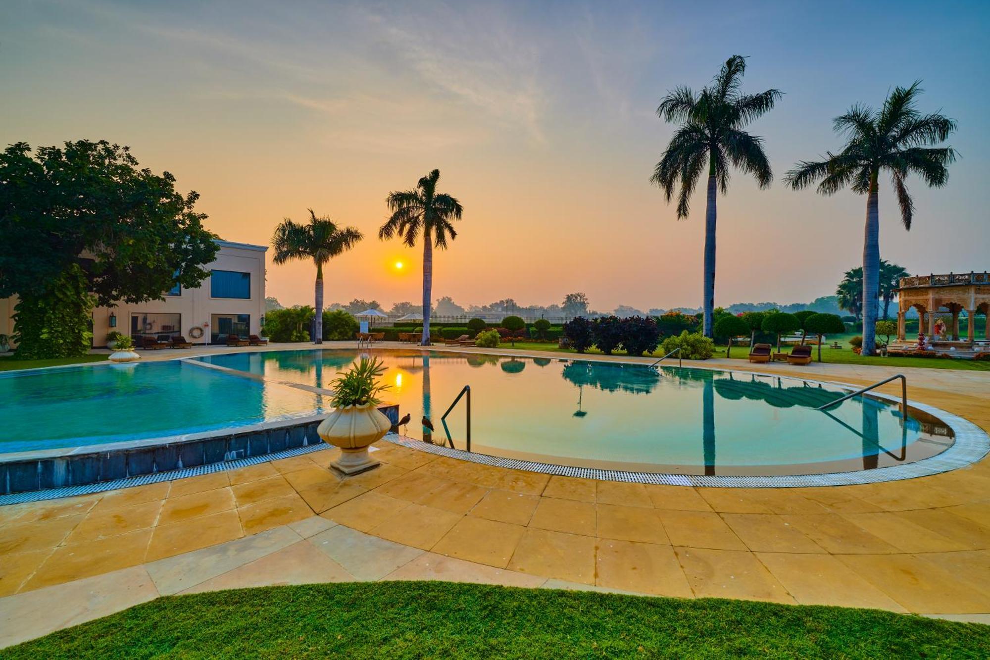 The Lalit Traveller Khajuraho Hotel Exterior foto