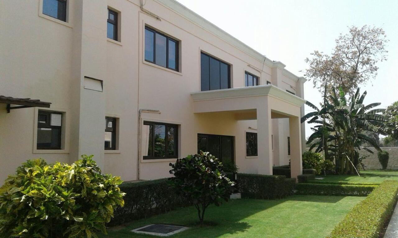 The Lalit Traveller Khajuraho Hotel Exterior foto