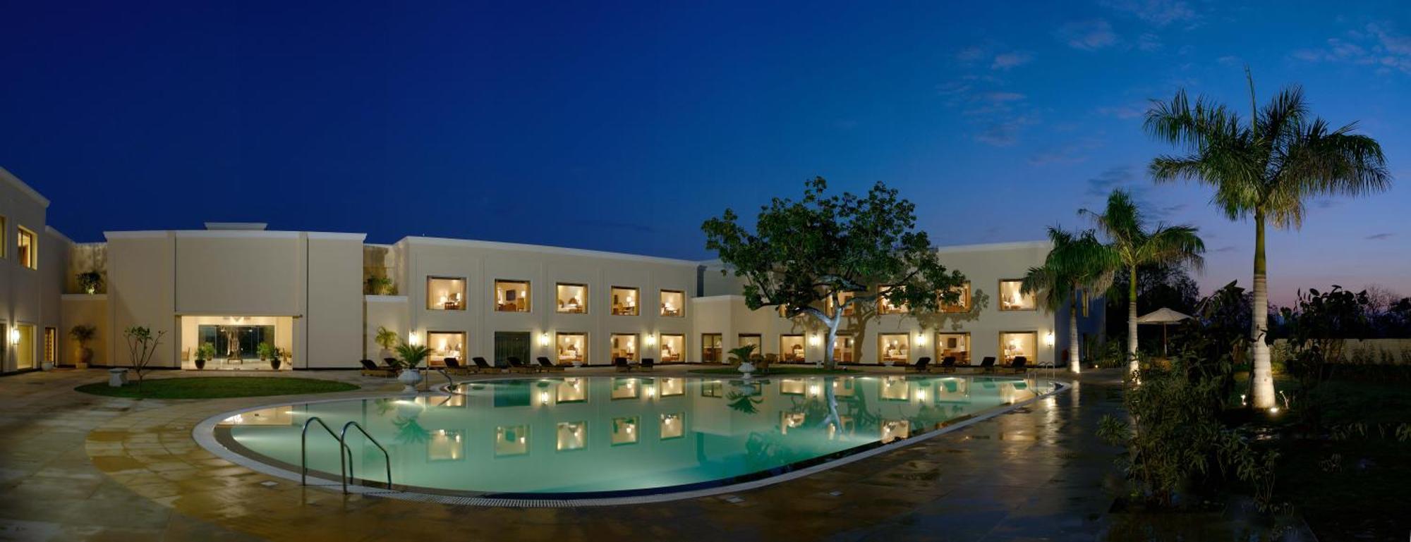 The Lalit Traveller Khajuraho Hotel Exterior foto