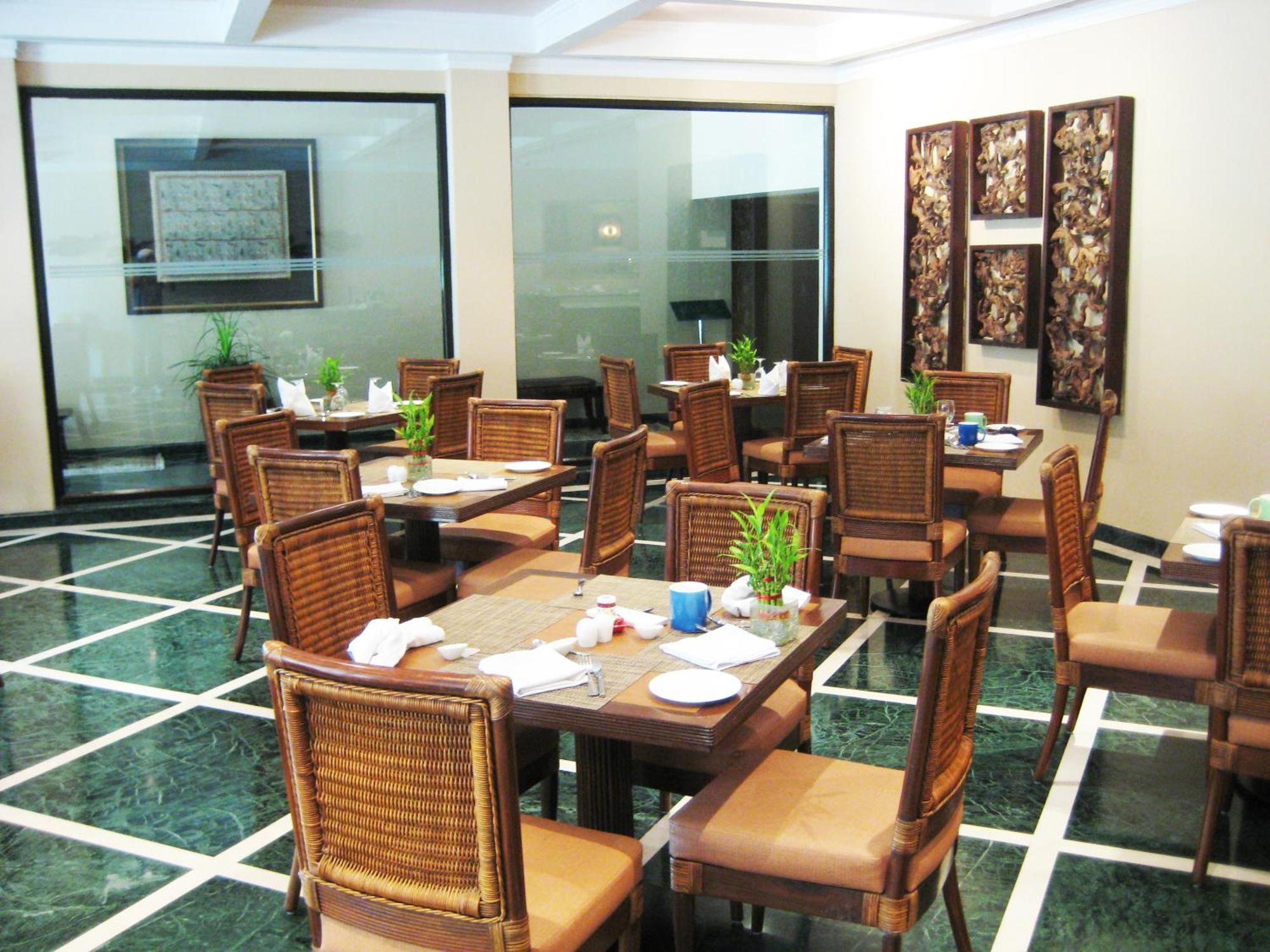 The Lalit Traveller Khajuraho Hotel Exterior foto