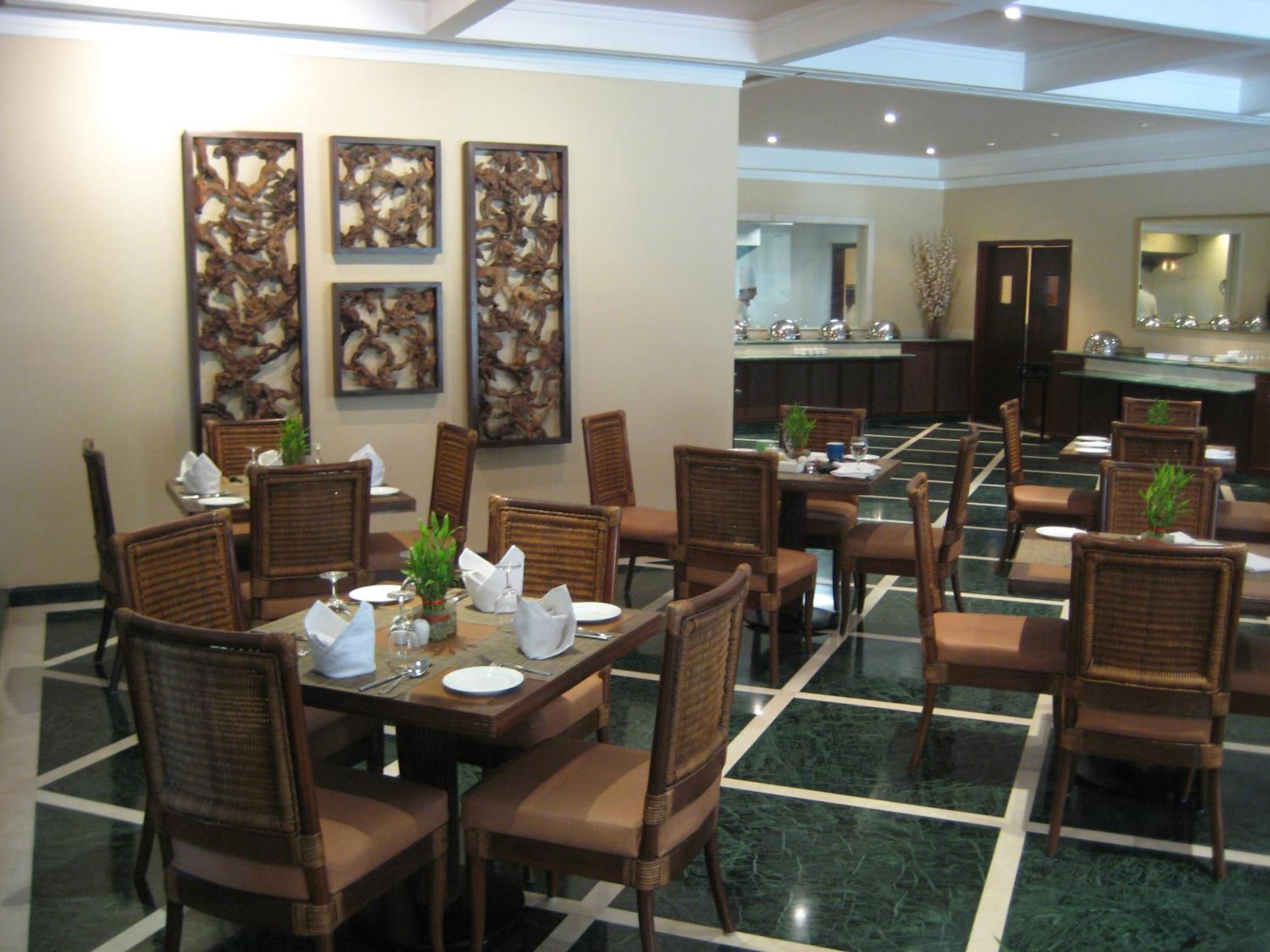 The Lalit Traveller Khajuraho Hotel Exterior foto