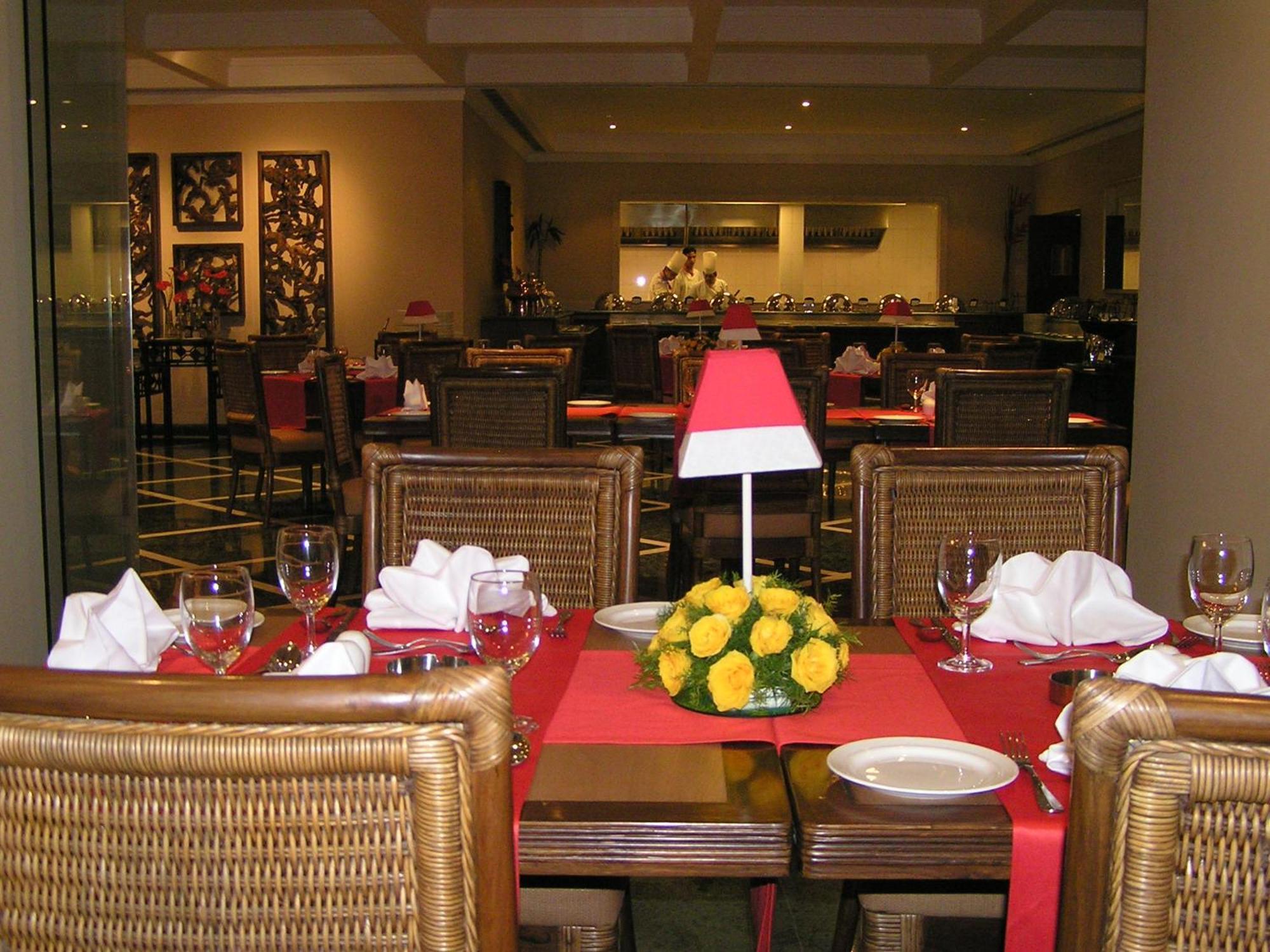 The Lalit Traveller Khajuraho Hotel Exterior foto