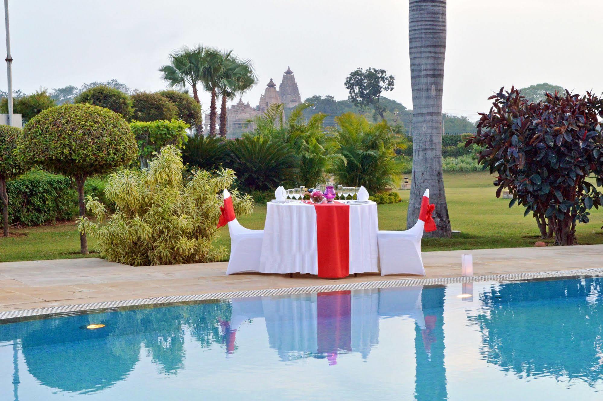 The Lalit Traveller Khajuraho Hotel Exterior foto